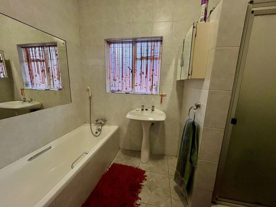 5 Bedroom Property for Sale in Protea Park North West